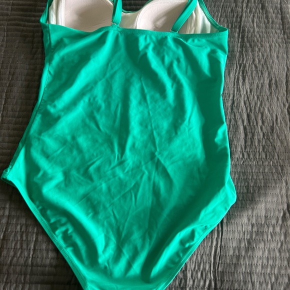 3 Bathing suits L flip flops size 8 board shorts L - Picture 3 of 5